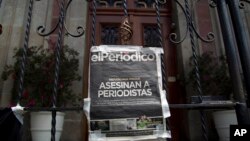 Una copia de la primera página del diario El Periódico de Guatemala, sobre asesinatos de periodistas, aparece en la Casa Presidencial, en Ciudad de Guatemala, el 11 de marzo de 2015. 