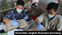 Preservasi naskah sebelum dilakukan pemotretan. (Foto: Courtesy/Komunitas Jangkah Nusantara)