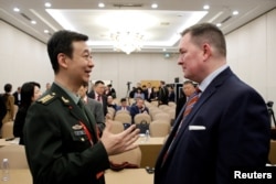 美国前助理国防部长施灿德（Chad Sbragia）在北京出席香山论坛期间与中国国防部发言人吴谦交谈。（2023年10月30日）