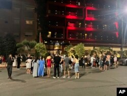 Fas'ta depremin ardından birçok şehirde halk geceyi sokaklarda geçirdi.