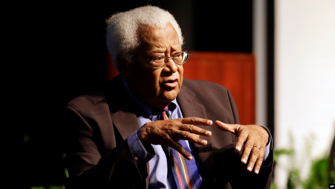ARCHIVO - El reverendo James Lawson Jr. habla en Murfreesboro, Tennessee, el 17 de septiembre de 2015.