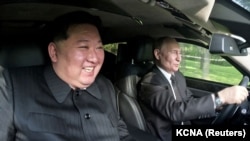俄罗斯总统普京在访问平壤期间为朝鲜领导人金正恩驾驶俄制Aurus品牌的豪华汽车。（2024年6月19日）