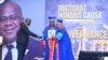 Recteur ya Université ua Kinshasa (Unikin), Jean-Marie Kayembe (D), apesi président Félix Tshisekedi (C) diplôme ya Docteur honirs Causa, Kinshasa, 12 sanza ya zomi 2023. (Présidence RDC)