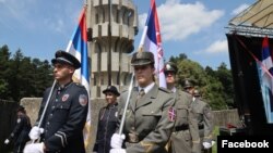 Mladići i devojke obučeni u uniforme Vojske Srbije, za koje se kasnije ustvrdilo da nisu pripadnici Vojske već kadeti Vojne akademije, marširaju tokom obeležavanja godišnjice Bitke na Kozari, u Doboju, BiH, 7. jula 2024 (foto: X profil predsednika RS Milorada Dodika)