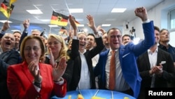 Pemimpin Partai Alternatif untuk Jerman (AfD) Alice Weidel dan Tino Chrupalla bereaksi ketika hasil pemilihan Parlemen Uni Eropa dibacakan di Berlin saat TPS ditutup di Jerman pada 9 Juni 2024. (Foto: Reuters/Annegret Hilse)