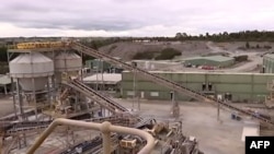 Potongan gambar dari video yang menunjukkan peralatan dan kerangka yang roboh di tambang emas Australia pada 13 Maret 2024. (Foto: AFP/ABC VIA AFPTV)