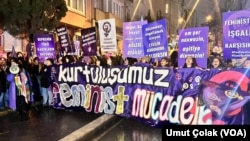 Kadınlar "Kurtuluşumuz feminist mücadele” pankartının arkasında toplandı.