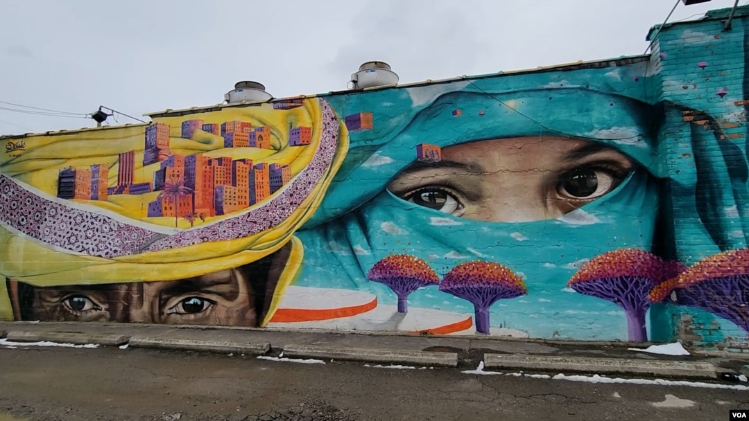 Mural bergambar perempuan bercadar terlukis di dinding salah satu bangunan sebagai bagian dari proyek pemerintah Kota Hamtramck. (Foto: VOA)