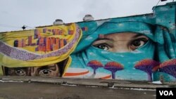 Mural bergambar perempuan bercadar terlukis di dinding salah satu bangunan sebagai bagian dari proyek pemerintah Kota Hamtramck. (Foto: VOA)