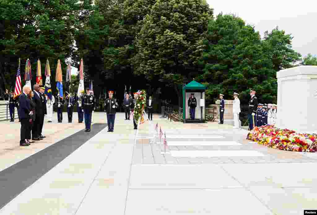 En el Cementerio Nacional de Arlington, en Washington, se realiza un homenaje con motivo del Memorial Day o Día de los Caídos.