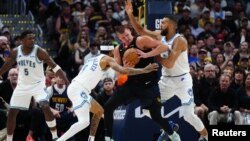 Nikola Jokić u duelu sa Rudijem Goberom ispod koša Minesote (Foto: Reuters/Ron Chenoy-USA TODAY Sports)