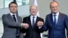 El canciller alemán Olaf Scholz (centro), el presidente francés Emmanuel Macron (izquierda) y el primer ministro polaco Donald Tusk se dan la mano en una conferencia de prensa en Berlín, Alemania, el viernes 15 de marzo de 2024.
