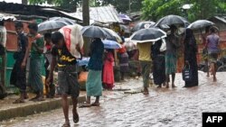 রোহিঙ্গা শরণার্থীরা উখিয়ার কুতুপালং ক্যাম্পে খাবারের জন্য অপেক্ষা করছে। ১০ আগস্ট ২০২২। 