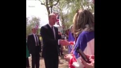 威尔士亲王与王妃问候等候观看加冕礼的民众 