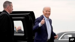 El presidente Joe Biden levanta el pulgar cuando llega a abordar el Air Force One, el jueves 28 de marzo de 2024, en la Base de la Fuerza Aérea Andrews, Maryland. Biden se dirige a Nueva York para una recaudación de fondos. (Foto AP/Alex Brandon)