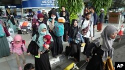 Rombongan warga negara Indonesia yang dievakuasi dari Sudan tiba di Bandara Internasional Soekarno-Hatta di Tangerang, Banten, 28 April 2023. (Foto: Achmad Ibrahim/AP Photo)