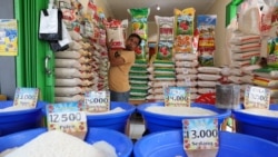 FILE - Seorang pedagang menata karung beras di kiosnya di sebuah pasar tradisional di Bekasi, pinggiran Jakarta, 1 Maret 2024. (REUTERS/Ajeng Dinar Ulfiana)