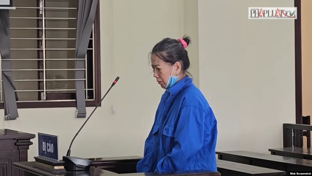 Bà Nguyễn Thị Bạch Huệ tại phiên tòa ngày 15/4/2024 ở Long An. Photo Phap Luat TV.