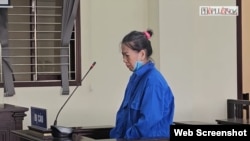 Bà Nguyễn Thị Bạch Huệ tại phiên tòa ngày 15/4/2024 ở Long An. Photo Phap Luat TV.