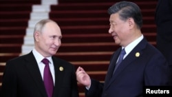 Presiden Rusia Vladimir Putin disambut oleh Presiden China Xi Jinping dalam upacara di Forum BRI di Beijing, Selasa 17 Oktober 2023.