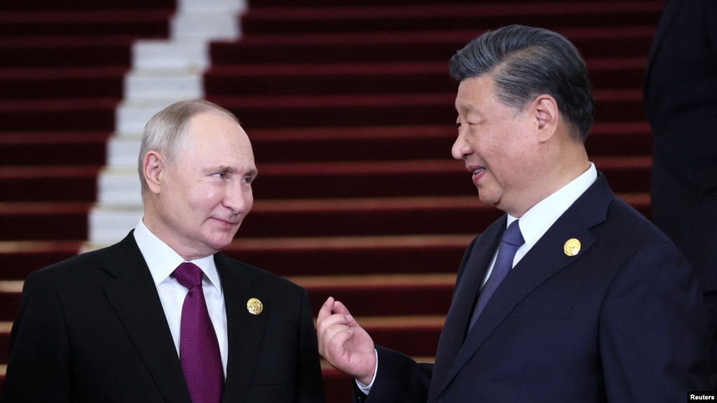 資料照： 中共領導人習近平與俄羅斯總統普京在北京舉行的「一帶一路」論壇期間交談。(2023 年10月17日)