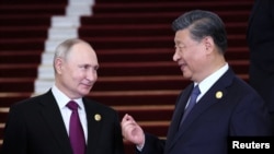资料照：中国领导人习近平与俄罗斯总统普京在北京举行的“一带一路”论坛期间交谈。(2023 年10月17日)