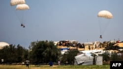 Ayuda humanitaria arrojada sobre las cataratas de Khan Yunis cerca de tiendas de campaña que albergan a los palestinos desplazados por el conflicto en el sur de Gaza, el 4 de junio de 2024.