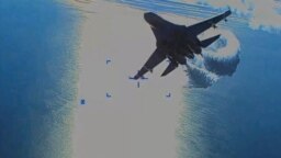 Ruski borbeni avion Suhoj Su-27 ispušta gorivo dok leti ka bespilotnoj letjelici MQ-9 američkog ratnog vazduhoplovstva za obavještajne službe, nadzor i izviđanje, iznad Crnog mora, 14. marta 2023.