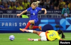 Eugenie le Sommer of France in action with Manuela Vanegas of Colombia in Lyon Stadium, Dcines-Charpieu, France, July 25, 2024.