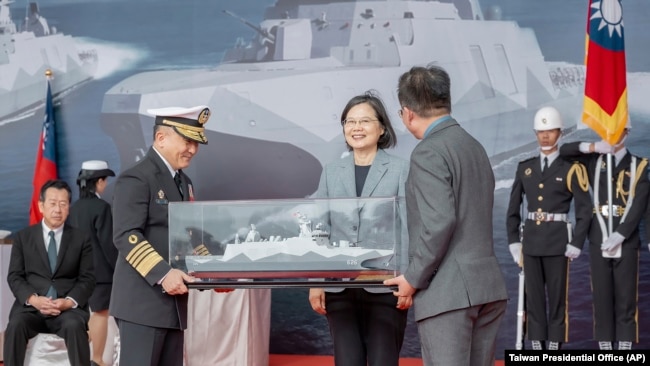 台灣總統蔡英文在宜蘭蘇澳商港主持「安江軍艦」和「萬江軍艦」交付儀式時接受艦船模型。 (2024年3月26日)