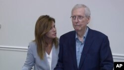 Robbin Taylor, direktur tim pemimpin mayoritas senat AS Mitch McConnell, bergabung dengan McConnell dalam konferensi pers di Covington, Kentucky, pada 30 Agustus 2023. McConnell sempat membatu dalam konferensi pers tersebut. (Foto: WCPO via AP)