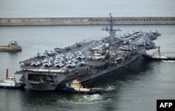22일 한국 부산 해군작전기지에 미 해군의 니미츠급 항공모함인 루스벨트함(CVN 71)이 정박 중이다.