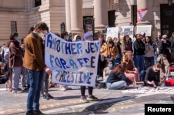 Demonstran pro-Palestina menyerukan Yale untuk menarik investasi dari produsen senjata militer, di New Haven, Connecticut, AS, 22 April 2024. (REUTERS/Melanie Stengel)