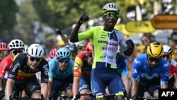 Deux ans après sa victoire d'étape sur le Tour d'Italie, l'Erythréen Biniam Girmay gagne une étape de la Grande Boucle.