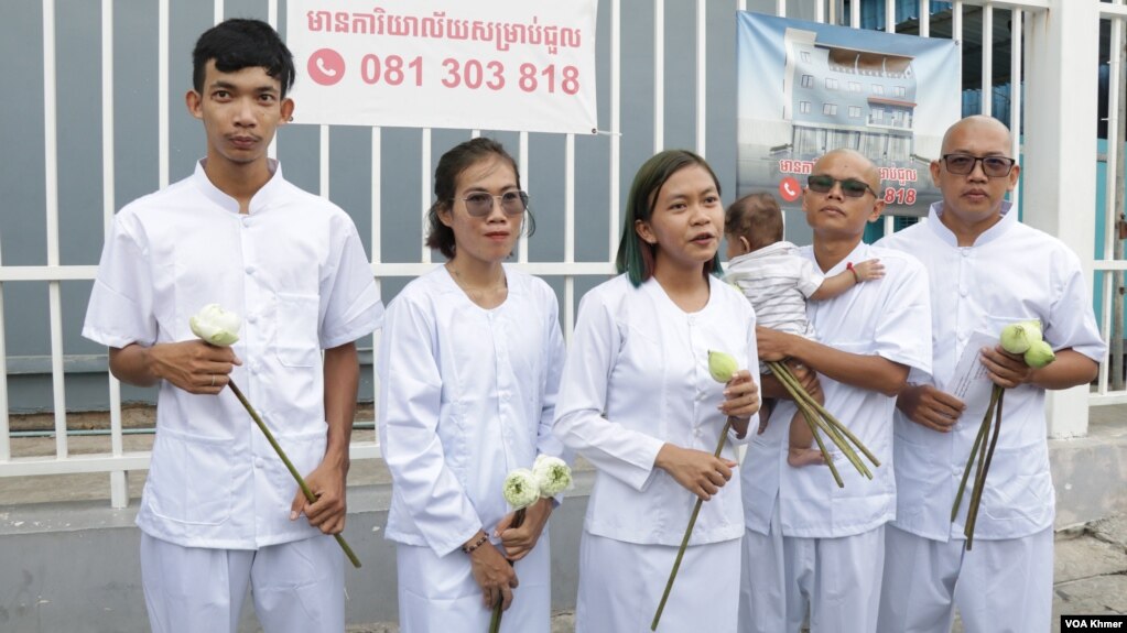 សកម្មជនមាតាធម្មជាតិឈរនិយាយនៅមុនពេលចូលសវនាការនៅសាលាដំបូងរាជធានីភ្នំពេញ នាថ្ងៃទី២៩ ខែឧសភា ឆ្នាំ២០២៤។ (លាស់ លីបលីប/វីអូអេ)