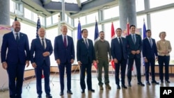 乌克兰总统泽连斯基（中）在2023年5月21号G-7峰会在日本长崎开幕前的一次工作会议上会晤了G-7各国领袖。