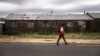 Hosteli ya Diepkloof huko Soweto, Machi 18, 2024. Picha na OLYMPIA DE MAISMONT / AFP)