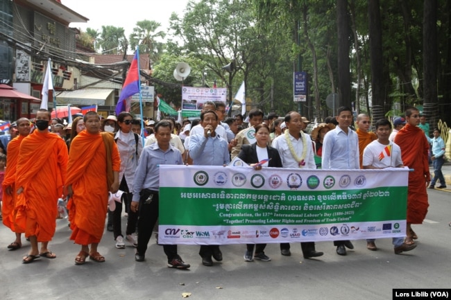 ប្រជាពលរដ្ឋ​ចូលរួម​ទិវា​ពលកម្ម​អន្តរជាតិ​លើក​ទី១៣៧ នៅ​រាជធានី​ភ្នំពេញ នៅ​ថ្ងៃទី១ ខែឧសភា ឆ្នាំ២០២៣។ (លាស់ លីបលីប/វីអូអេ)