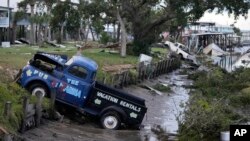 Kamioneti i drugi ostaci u kanalu u Horses Beachu, Florida, nakon prolaska uragana Idalia, 30. augusta 2023. 