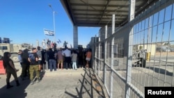 Right-wing protesters wave Israeli flags outside Sde Teiman detention facility, after Israeli Military Police arrived at the site as part of an investigation into suspected abuse of a Palestinian detainee, near Beersheba in southern Israel, July 29, 2024.