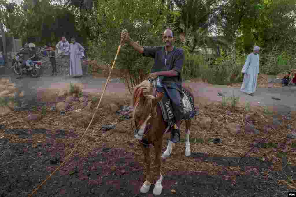 Talaat, who traveled from his farming community near Luxor, says, “I raised and trained this horse myself. I would never sell him or leave him — he’s like my son.” Al-Biirat, Egypt on Sept. 12, 2023. (Hamada Elrasam/VOA) 