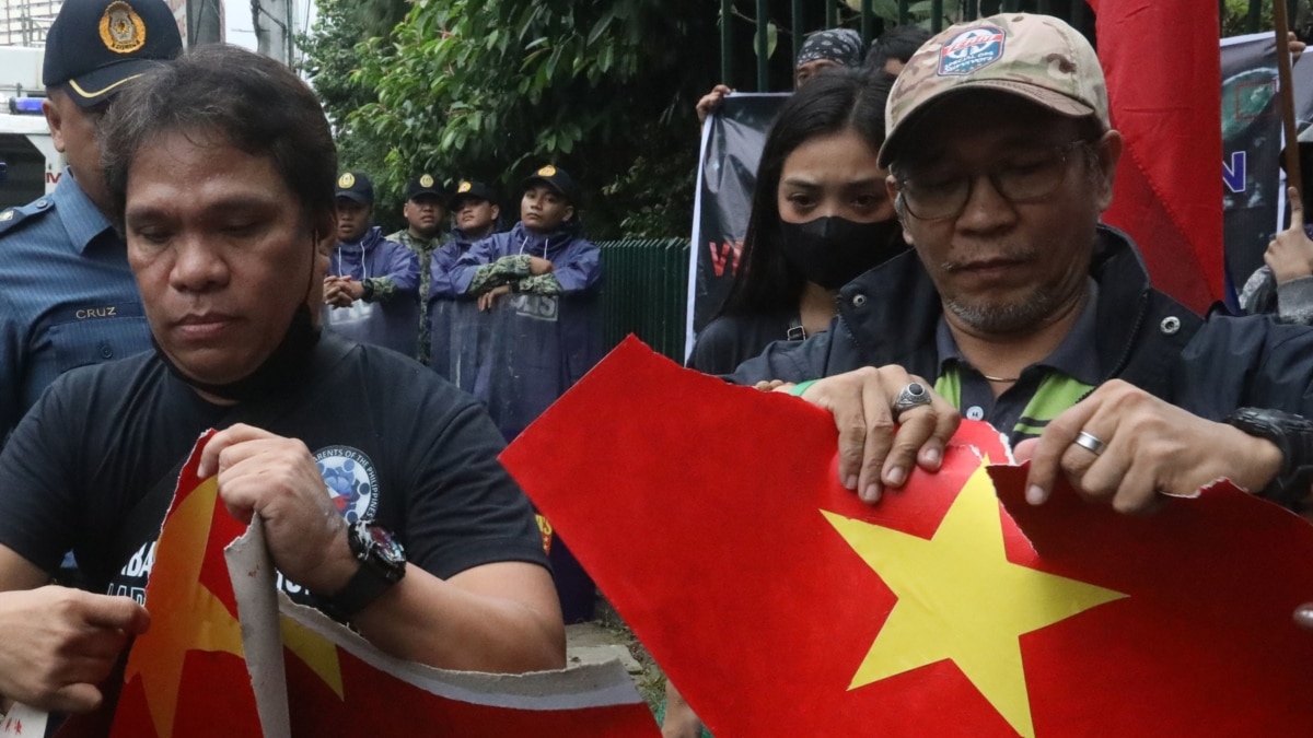 Hà Nội yêu cầu Philippines 'xử lý nghiêm' người biểu tình xé quốc kỳ Việt  Nam