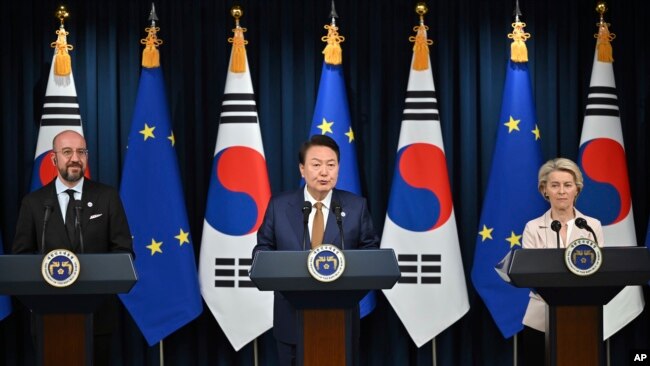 Charles Michel, left, European Council president, South Korean President Yoon Suk Yeol, center, and Ursula von der Leyen, European Commission president, speak after their meeting at the Presidential Office in Seoul, South Korea, May 22, 2023.