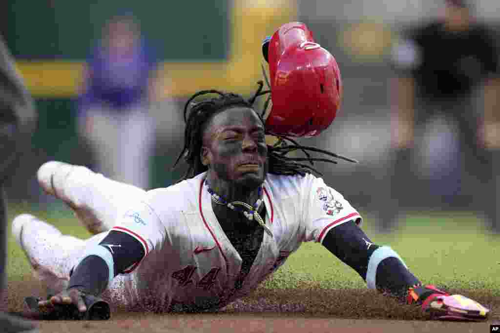 Cincinnati Reds' Elly De La Cruz steals third base during the first inning of a baseball game against the Colorado Rockies, July 8, 2024, in Cincinnati.