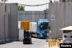 Sebuah truk membawa bantuan kemanusiaan tujuan Jalur Gaza, di tengah konflik yang sedang berlangsung di Gaza antara Israel dan Hamas, di penyeberangan Kerem Shalom di Israel selatan, 10 Juli 2024. (Foto: Amir Cohen/Reuters)