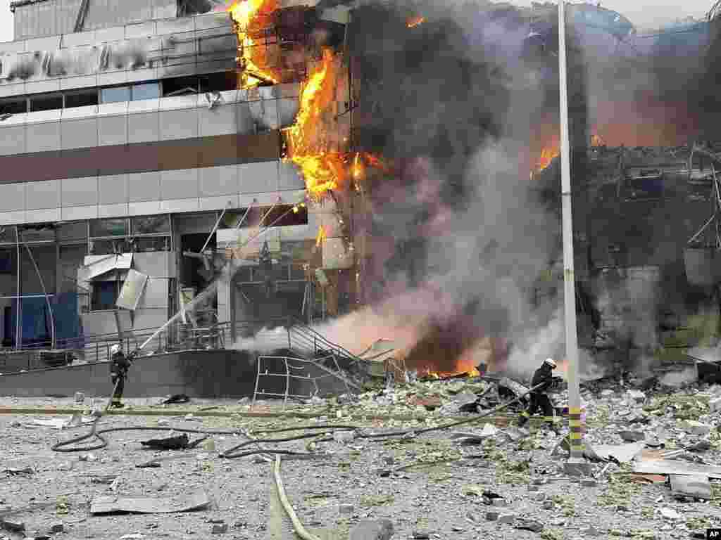 Bomberos trabajan en el lugar de un edificio dañado después de un ataque ruso en Kiev, Ucrania, el 29 de diciembre de 2023. (Servicio de Emergencia de Ucrania, vía AP). Las fuerzas rusas lanzaron durante la noche el &quot;mayor ataque aéreo&quot; contra Ucrania desde el comienzo de la guerra, dijo el comandante en jefe militar ucraniano, general Valery Zaluzhny. &nbsp;