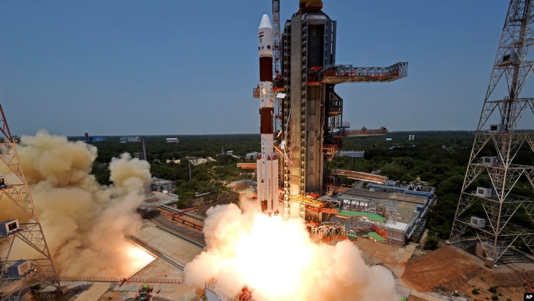 Pesawat luar angkasa Aditya-L1 lepas landas dengan kendaraan peluncur satelit dari pusat luar angkasa di Sriharikota, India, Sabtu, 2 September 2023. (Foto: via AP)