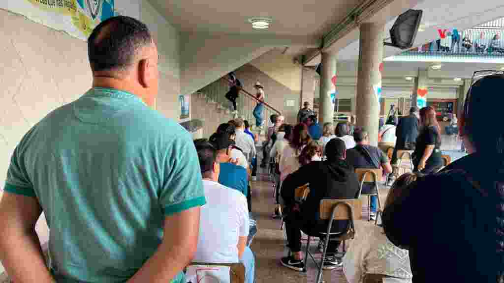 Los centros de votación abrieron sus puertas a las 6:00 de la mañana y las cerrarán a las 6:00 de la tarde o hasta que haya personas en fila para votar. (Carolina Alcalde &ndash; Voz de América)