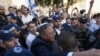 Menteri Keamanan Nasional Israel Itamar Ben-Gvir (tengah) menghadiri perayaan Hari Yerusalem yang digelar di depan Gerbang Damaskus di Kota Tua Yerusalem, pada 18 Mei 2023. (Foto: AP/Mahmoud Illean)