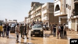 Warga memeriksa kerusakan di daerah banjir di timur kota Derna, sekitar 290 kilometer timur Benghazi, setelah badai Mediterania "Daniel". (Foto: via AFP)